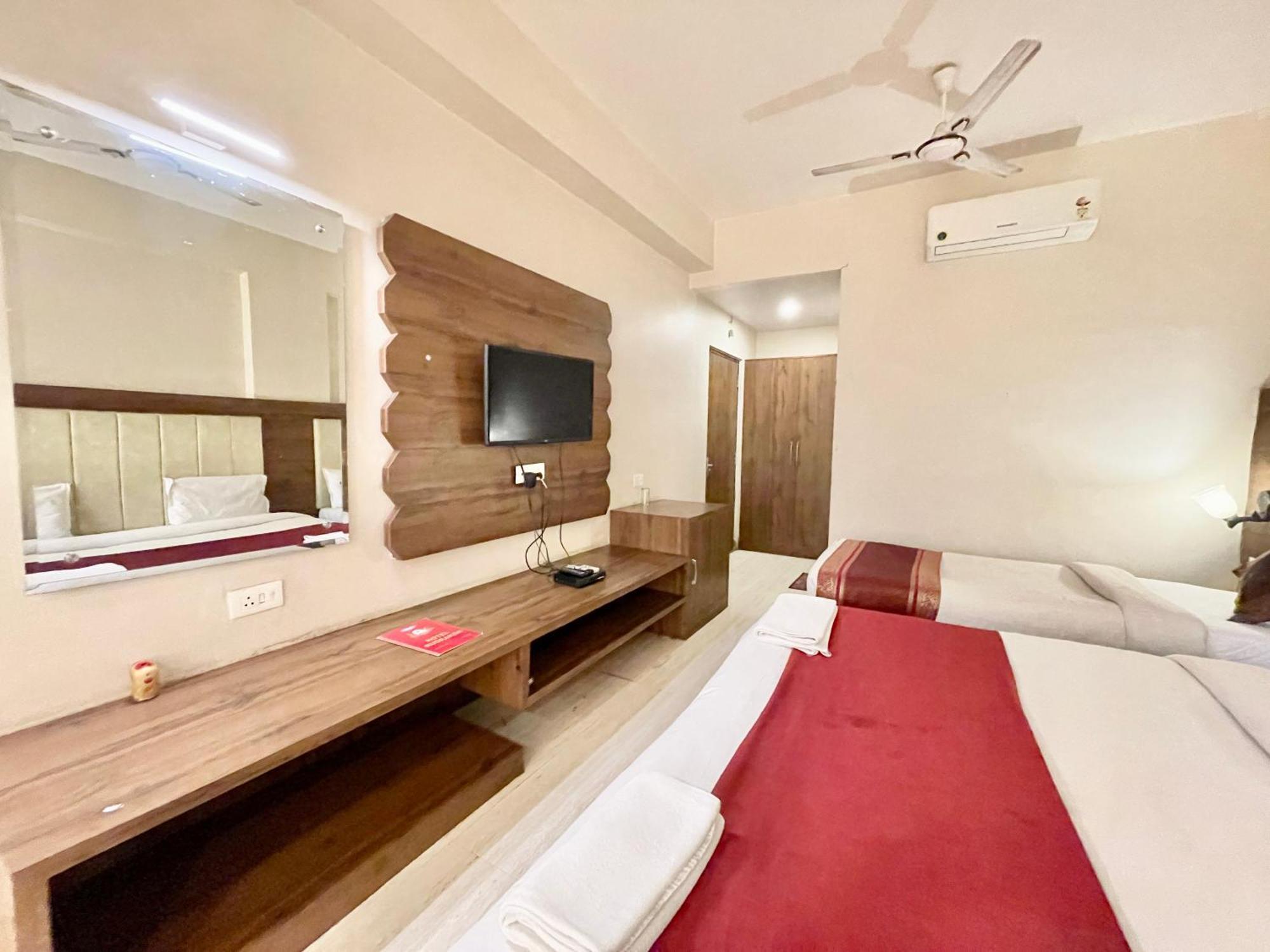 Rudraksh ! !fully-air-conditioned At Prime Location With Parking Availability, Near Kashi Vishwanath Temple, And Ganga Ghat 2 4*